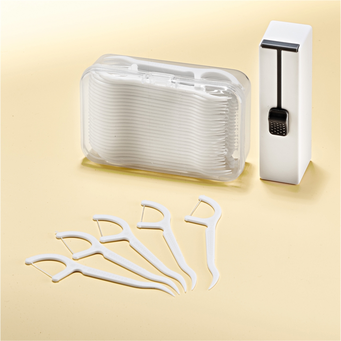 Boite cure-dents et fil dentaire 8 €