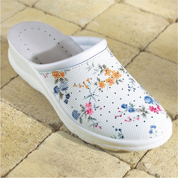 Sabots fleuris blancs ou bleus 25 €