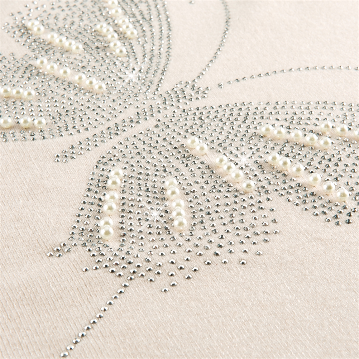 Pull papillon strass et perles cru 21 €