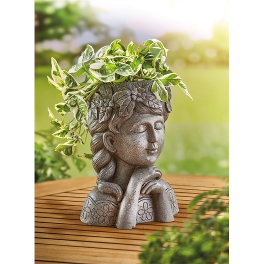 Jeune fille porte plante