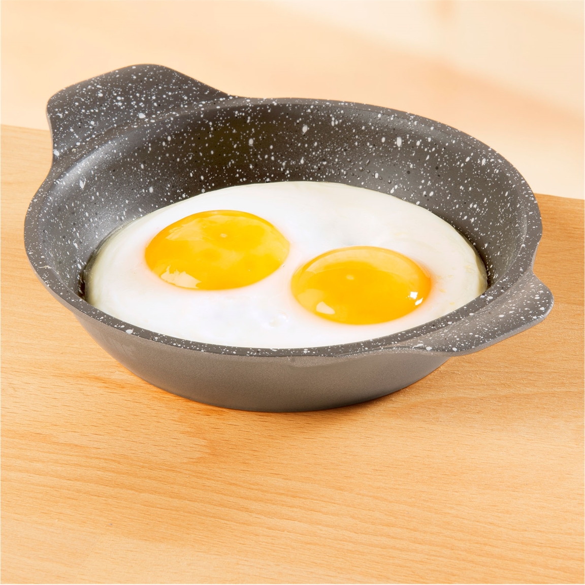 Une Poêle à œufs Avec Une Poêle à œufs Sur Une Table.