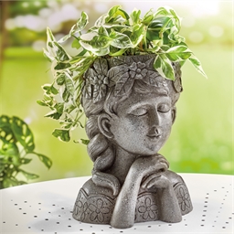 Jeune fille porte plante